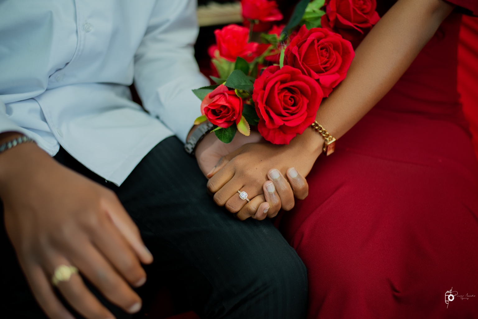 Détail des mains de Teresa et Cedric avec la bague de fiançailles